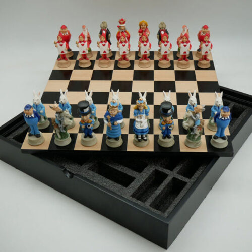 Alice Chess Set in black and white