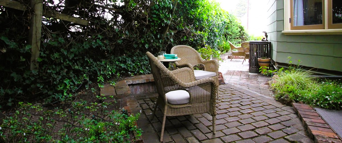 toves patio with chairs, table and brick walkway